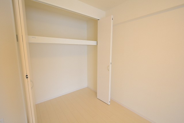 ニュートンプレイス　洋室６帖