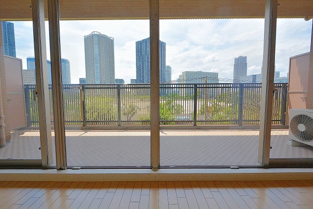 ニュートンプレイス　バルコニー