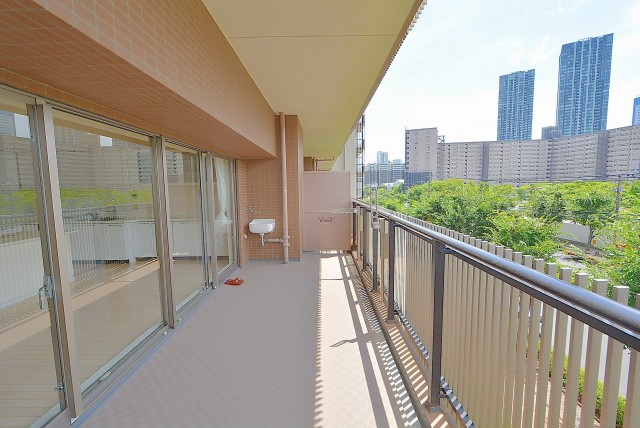 ニュートンプレイス　バルコニー