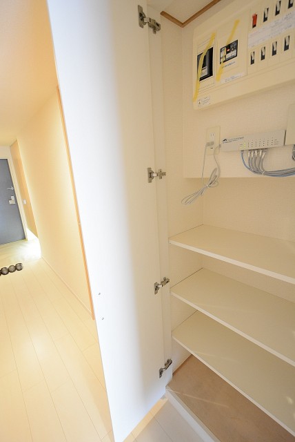 ニュートンプレイス　廊下収納