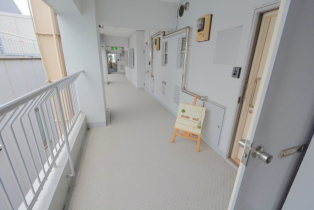 青山セブンハイツ (20)外廊下・同フロアネイルサロン等あり