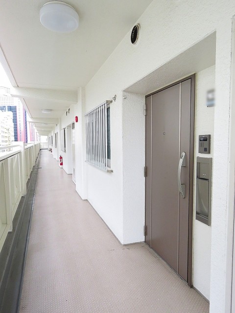 三田ナショナルコート　玄関前