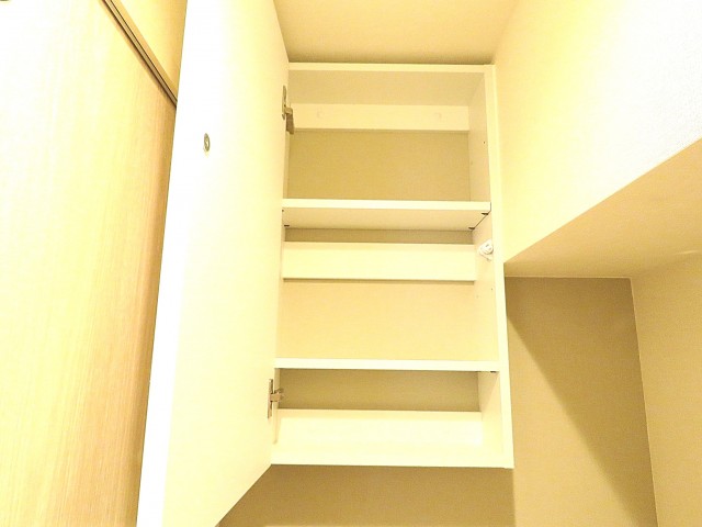 大森永谷マンション　トイレ棚