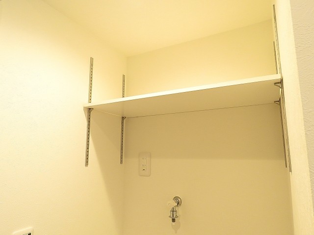 大森永谷マンション　洗濯機置場棚