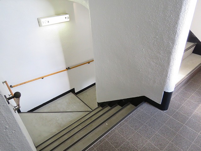 秀和代官山レジデンス　共用廊下