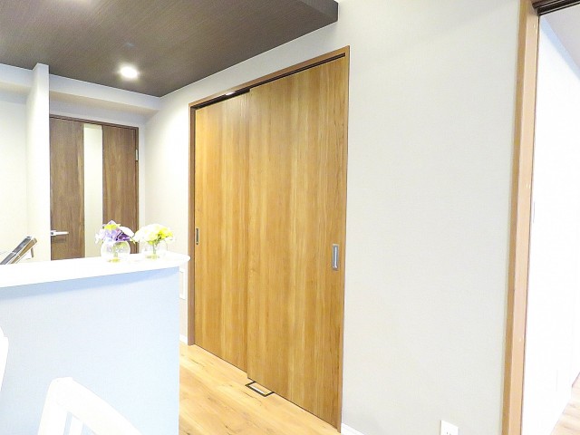 三田ナショナルコート　洋室扉