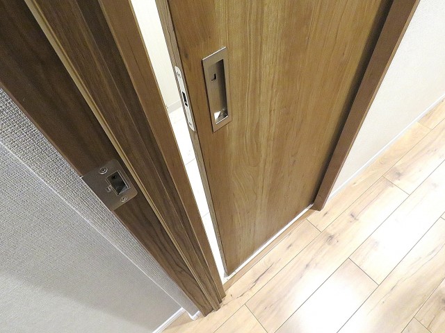 三田ナショナルコート　トイレ扉