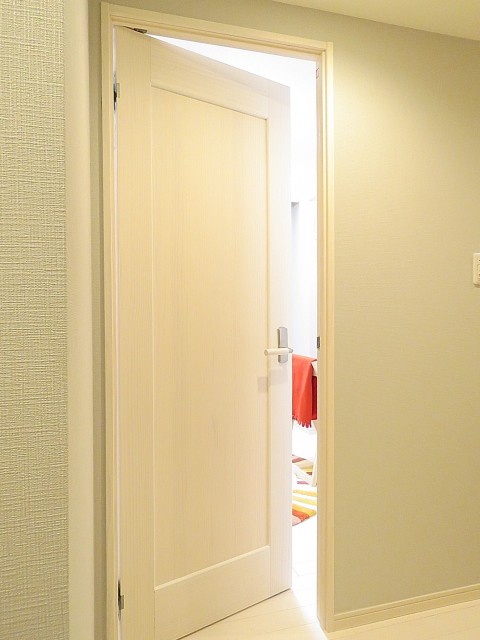 ライオンズマンション南平台　洋室約4.8帖扉