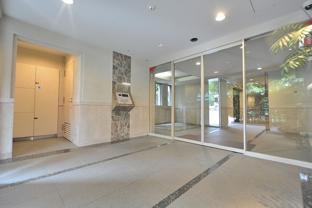 ヒルズ用賀TOKYO U CITY (28)オートロック扉前のスペースも広々です。