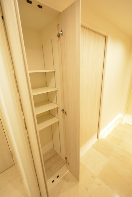 目黒青葉台グランドハイツ 廊下収納