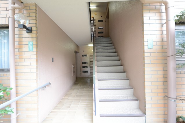 アルス弦巻 階段で上へ