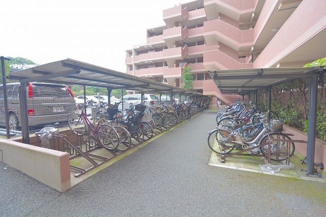 ヒルズ用賀 裏手