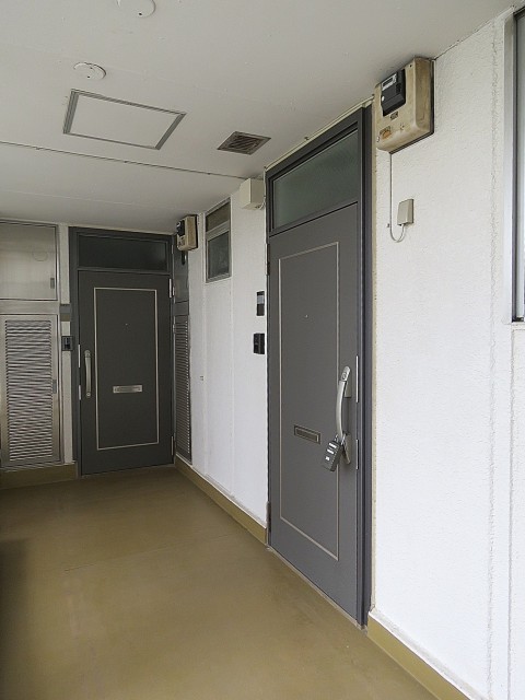 都立大コーポラス　玄関前