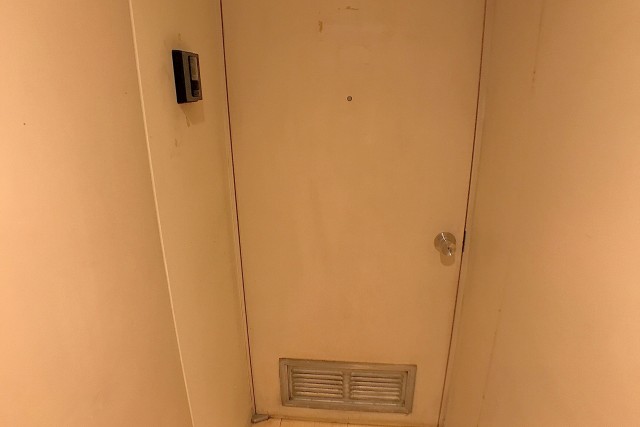 こちら今回のお部屋玄関前になります|ω・`）ちら レトロな可愛い扉ですね? カラーTVモニタ付きインターフォンが今回新たに設置されました！ これで来訪者もばっちり確認 セキュリティ面も安心ですねー