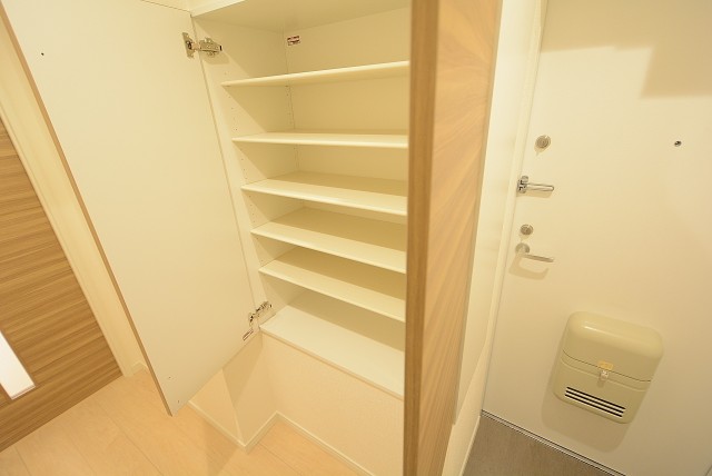 シャトレ明大前 玄関