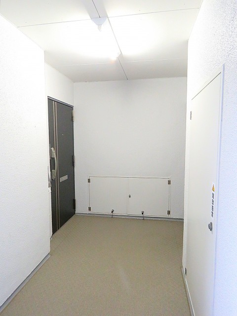 マンション雅叙苑　玄関前