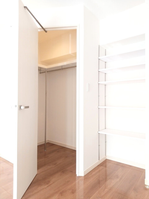 日商岩井方南町マンション 洋室6,9帖