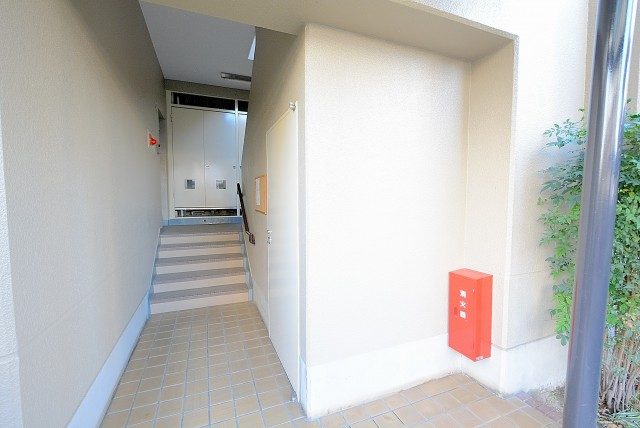 グリーンハイツ 階段で