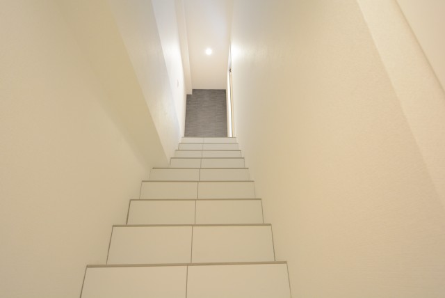クレセントマンション 階段