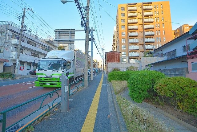 シャンボール文京 千石三丁目信号から