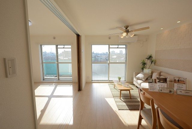 上高井戸ヒミコマンション リビングバルコニー