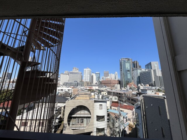 メゾンドール代々木 玄関