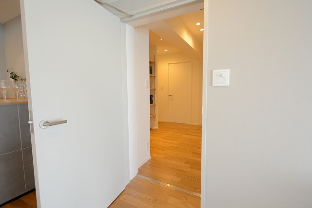 大森海岸パークハウス 廊下へ