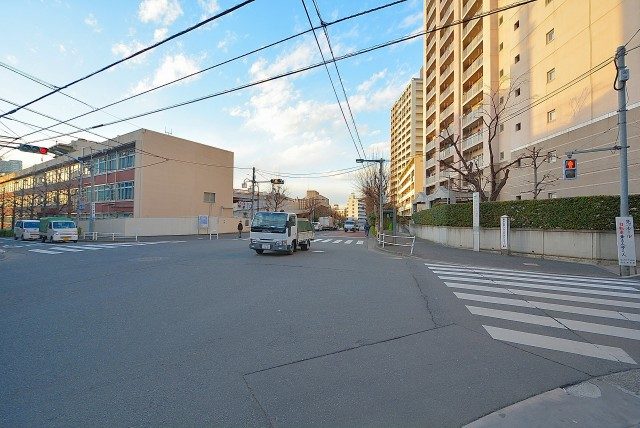 シティハウス新宿柏木 北新宿1丁目交差点から