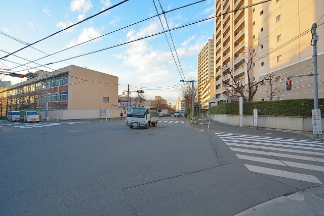 シティハウス新宿柏木 北新宿1丁目交差点から