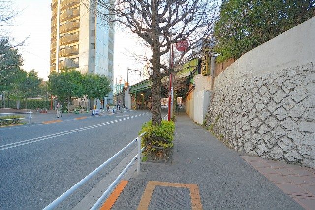 シティハウス新宿柏木 北新宿1丁目交差点から