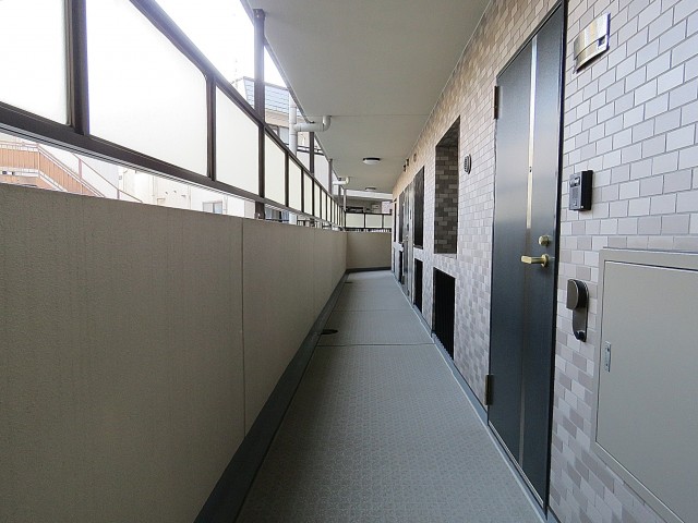 ライオンズガーデン幡ヶ谷　共用廊下