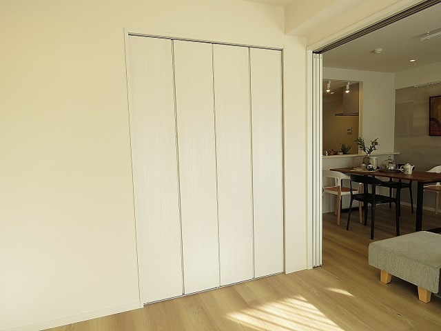 ライオンズガーデン幡ヶ谷　洋室約5.5帖扉