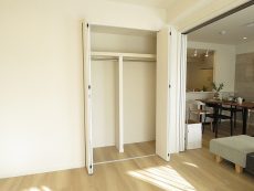 ライオンズガーデン幡ヶ谷　洋室約5.5帖扉