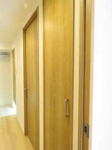 ライオンズガーデン幡ヶ谷　廊下収納扉