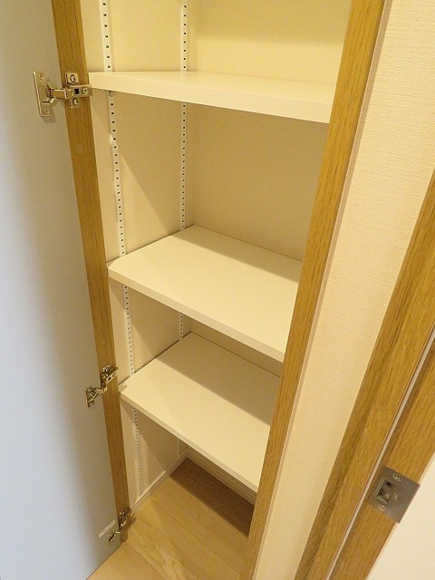 ライオンズガーデン幡ヶ谷　廊下収納