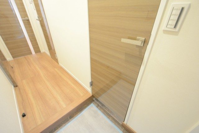 南平台マンション 玄関