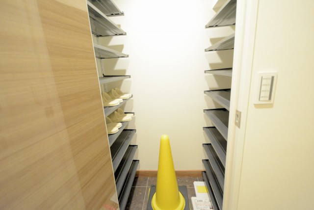 南平台マンション 玄関