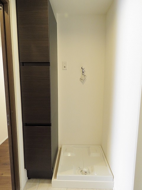 洗濯機置場とリネン庫