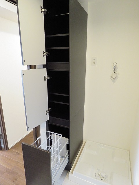 洗濯機置場とリネン庫