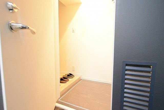 南平台マンション 玄関