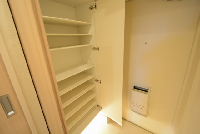 マンション第2明大前 玄関