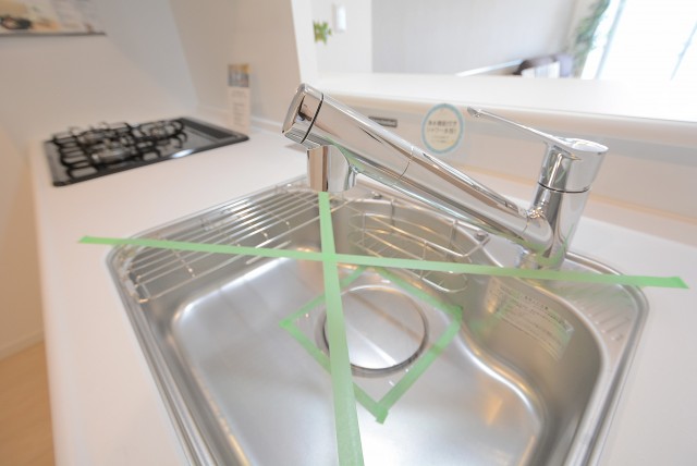 ⑤マンション第二明大前 (88)浄水機能付き。またシャワーヘッドになっている水栓でシンクお掃除も楽々