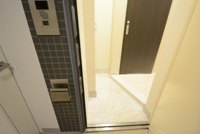 D'クラディアイヴァン初台 玄関