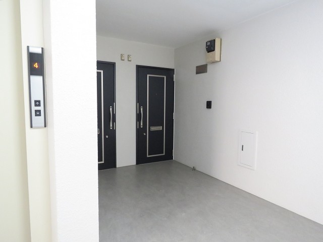 プチモンド目白　玄関前