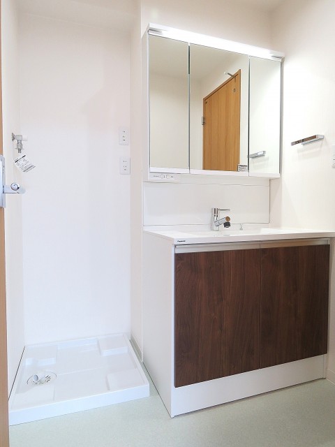 プチモンド目白　洗濯機置場と洗面化粧台