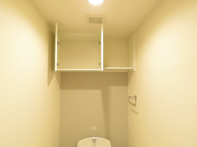 三井馬事公苑南ハイツ　トイレ吊戸棚
