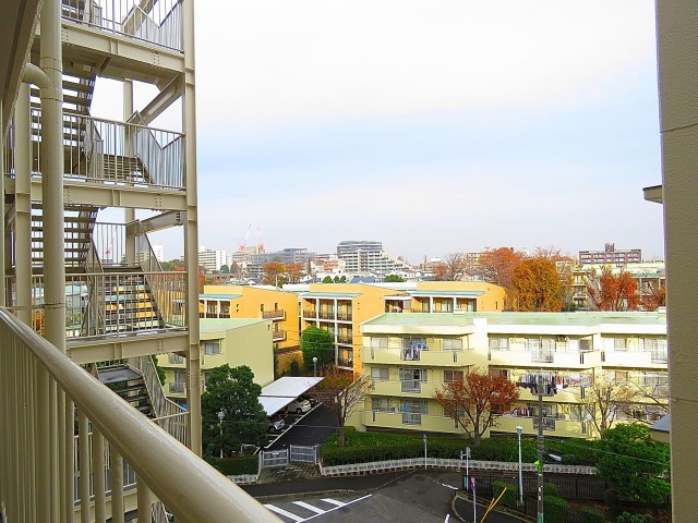 三井馬事公苑南ハイツ　共用廊下眺望