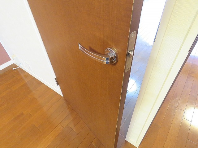 秀和六本木レジデンス　洋室扉