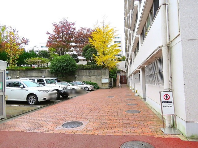 上野毛ハイム　1号棟前