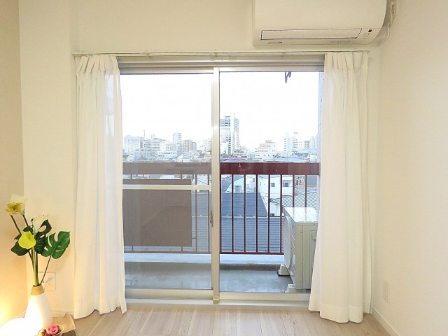 上馬コーポラス　バルコニーへ